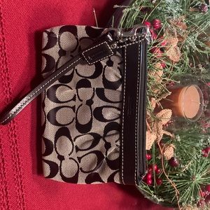 💥SOLD 💥.  Black Coach Jacquard Wristlet